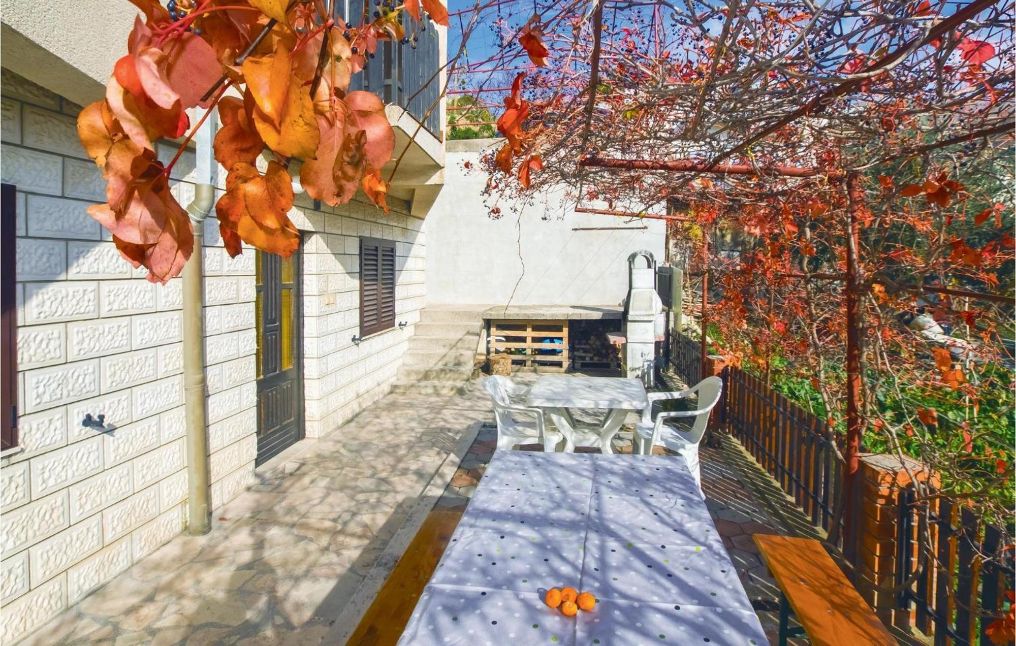 Lovely Apartment In Podstrana With Kitchen Exterior foto